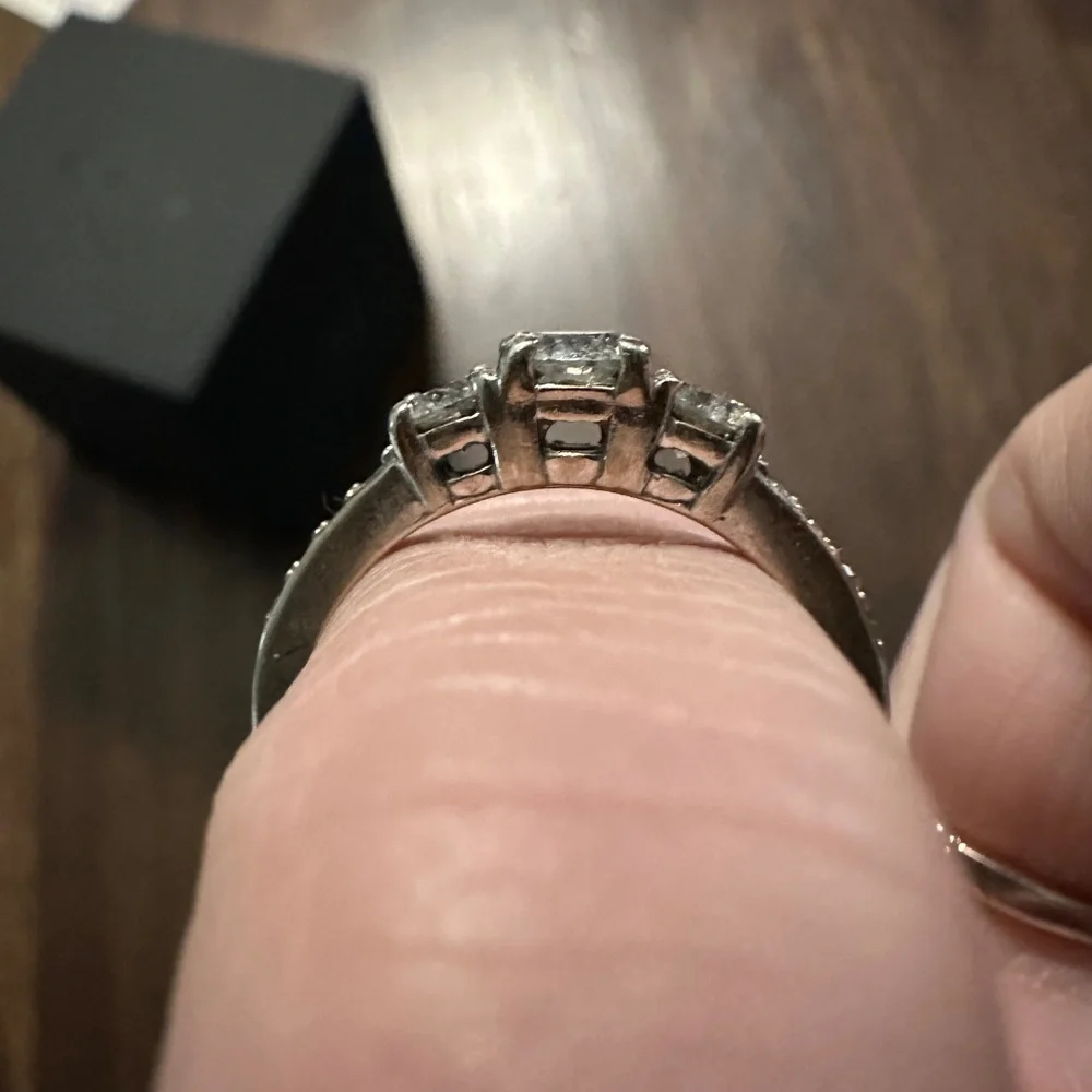 10kt white gold 1ct diamond 3 stone engagement ring - Picture 3 of 7